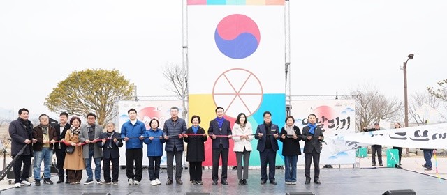 나주시가 14일 영산강 정원에서 ‘2026 설맞이 연날리기 축제’를 개최했다