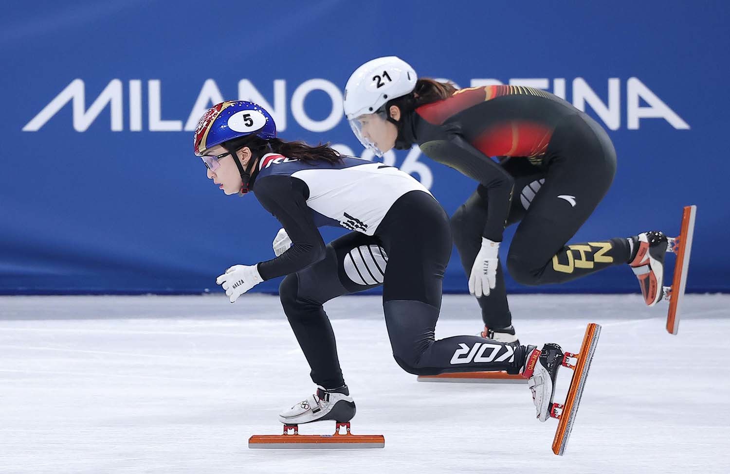 쇼트트랙 최민정이 14일(현지시간) 이탈리아 밀라노 아이스스케이팅 아레나에서 열린 2026 밀라노·코르티나담페초 동계올림픽 쇼트트랙 여자 3000m 계주 준결승에서 질주하고 있다. / 뉴스1