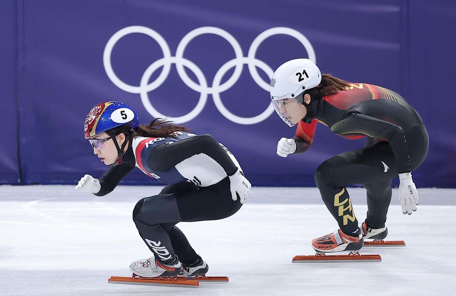 쇼트트랙 최민정이 14일(현지시간) 이탈리아 밀라노 아이스스케이팅 아레나에서 열린 2026 밀라노·코르티나담페초 동계올림픽 쇼트트랙 여자 3000m 계주 준결승에서 질주하고 있다. / 뉴스1