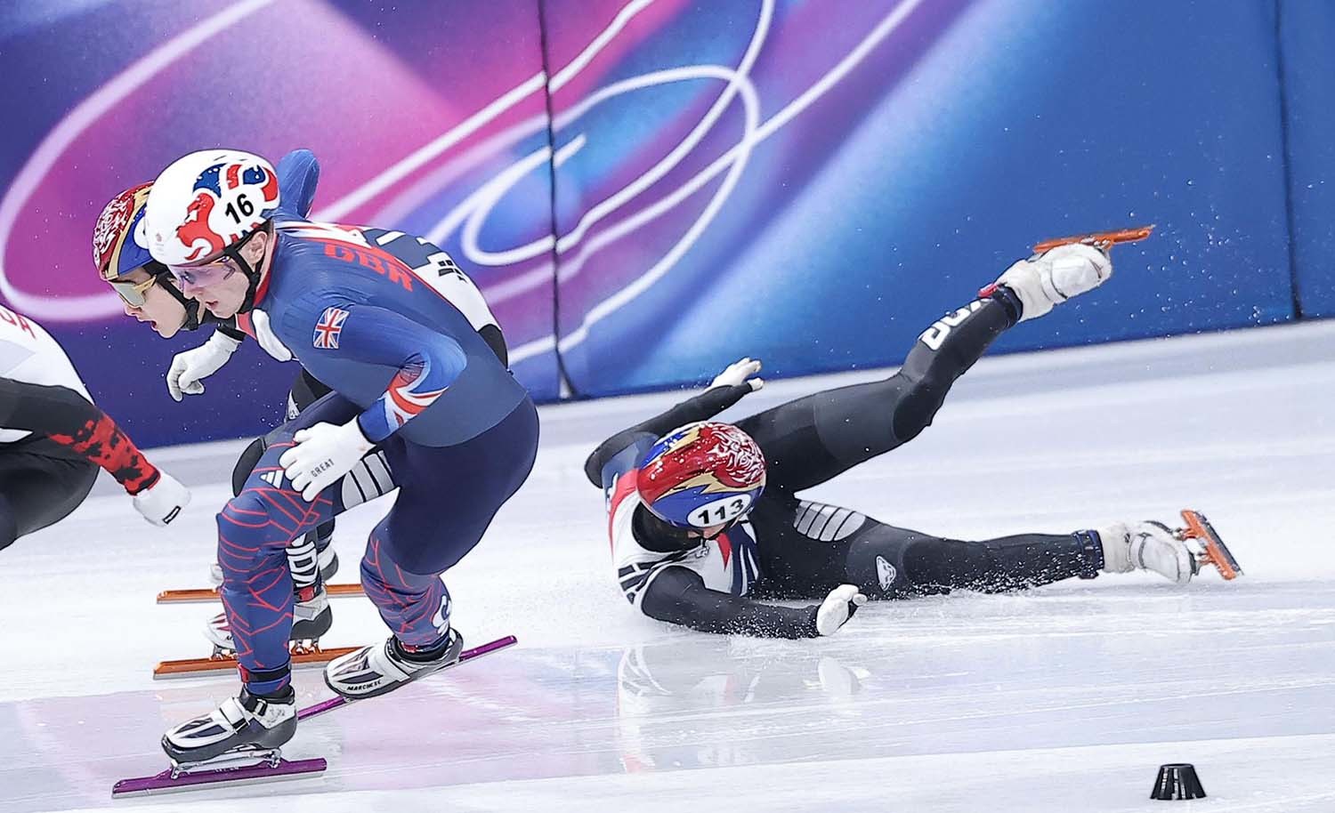 쇼트트랙 임종언이 14일(현지시간) 이탈리아 밀라노 아이스스케이팅 아레나에서 열린 2026 밀라노·코르티나담페초 동계올림픽 쇼트트랙 남자 1500m 준준결승에서 넘어지고 있다. / 뉴스1