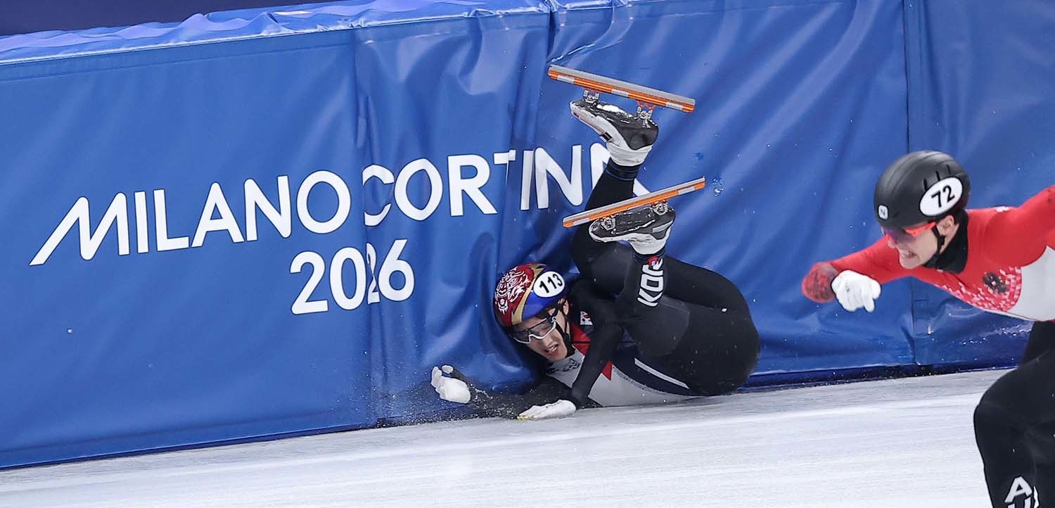 쇼트트랙 임종언이 14일(현지시간) 이탈리아 밀라노 아이스스케이팅 아레나에서 열린 2026 밀라노·코르티나담페초 동계올림픽 쇼트트랙 남자 1500m 준준결승에서 넘어지고 있다. / 뉴스1