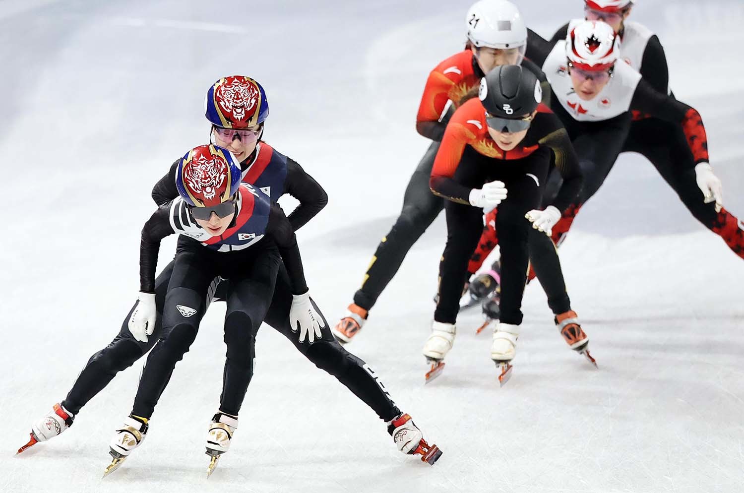 쇼트트랙 최민정이 14일(현지시간) 이탈리아 밀라노 아이스 스케이팅 아레나에서 열린 2026 밀라노·코르티나담페초 동계올림픽 쇼트트랙 여자 3000m 계주 준결승에서 마지막 주자 김길리와 교대하고 있다. / 뉴스1