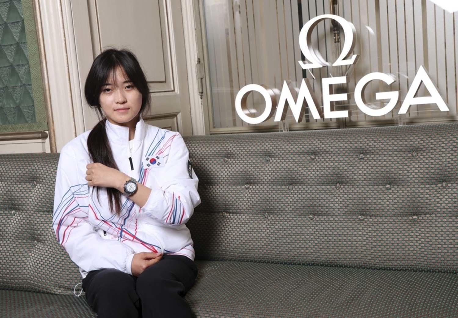 오메가 '스피드마스터 38mm 밀라노·코르티나 2026' 시계를 선물 받은 최가온. / 오메가 제공