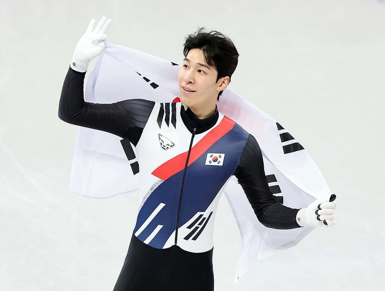 쇼트트랙 황대헌이 14일(현지시간) 이탈리아 밀라노 아이스스케이팅 아레나에서 열린 2026 밀라노·코르티나담페초 동계올림픽 쇼트트랙 남자 1500m 결승에서 은메달을 확보한 후 태극기를 두르며 기뻐하고 있다. / 뉴스1