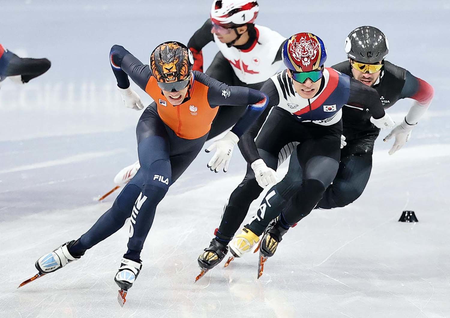 쇼트트랙 황대헌이 14일(현지시간) 이탈리아 밀라노 아이스스케이팅 아레나에서 열린 2026 밀라노·코르티나담페초 동계올림픽 쇼트트랙 남자 1500m 결승에서 은메달을 확보한 후 태극기를 두르며 기뻐하고 있다. / 뉴스1