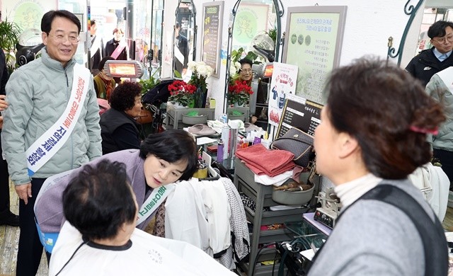 강진원 군수와 지역 소상공인 대표들이 지역 상가를 돌며 지역경제 활성화에 동참했다.