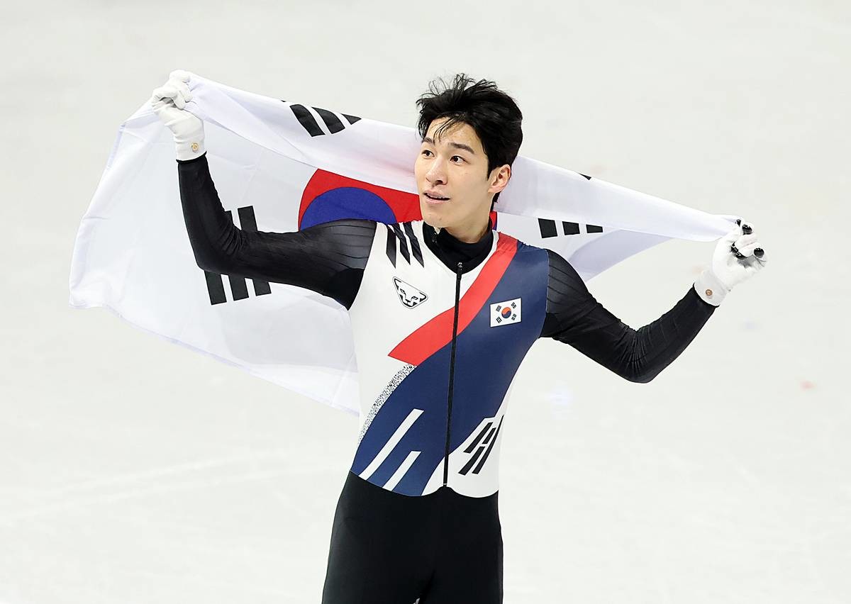 쇼트트랙 황대헌이 14일(현지시간) 이탈리아 밀라노 아이스스케이팅 아레나에서 열린 2026 밀라노·코르티나담페초 동계올림픽 쇼트트랙 남자 1500m 결승에서 은메달을 확보한 후 태극기를 두르며 기뻐하고 있다 / 뉴스1