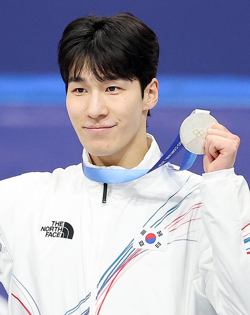 2026 밀라노·코르티나담페초 동계올림픽 쇼트트랙 남자 1500m에서 은메달을 획득한 황대헌이 14일(현지시간) 이탈리아 밀라노 아이스스케이팅 아레나에서 열린 시상식에서 메달을 들며 기뻐하고 있다 / 뉴스1