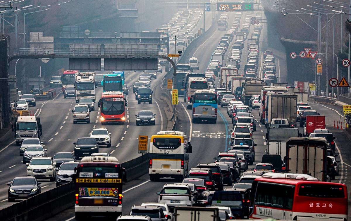 설 연휴를 하루 앞둔 13일 서울 서초구 잠원IC 인근 경부고속도로 하행선이 정체를 빚고 있다 / 뉴스1