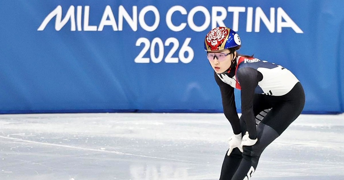 쇼트트랙 최민정이 14일(현지 시각) 이탈리아 밀라노 아이스 스케이팅 아레나에서 열린 2026 밀라노·코르티나담페초 동계올림픽 쇼트트랙 여자 1000m 예선에서 결승선을 통과하고 있다. 최민정은 조 1위로 준준결승 진출에 성공했다. / 뉴스1