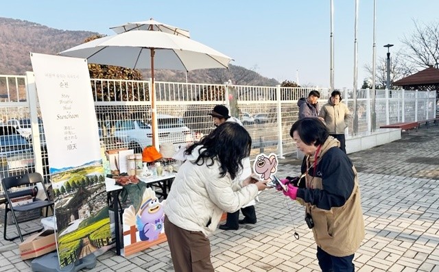 지난 11일 여수항으로 입항한 국제크루즈(Zhao Shang Yi Dun호) 관광객을 대상으로 순천의 매력을 알리는 홍보부스를 운영