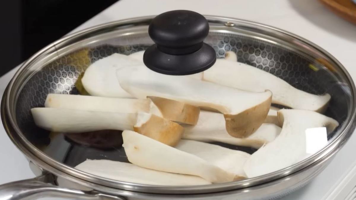 새송이버섯 조리 모습 / 유튜브, 엄마의손맛