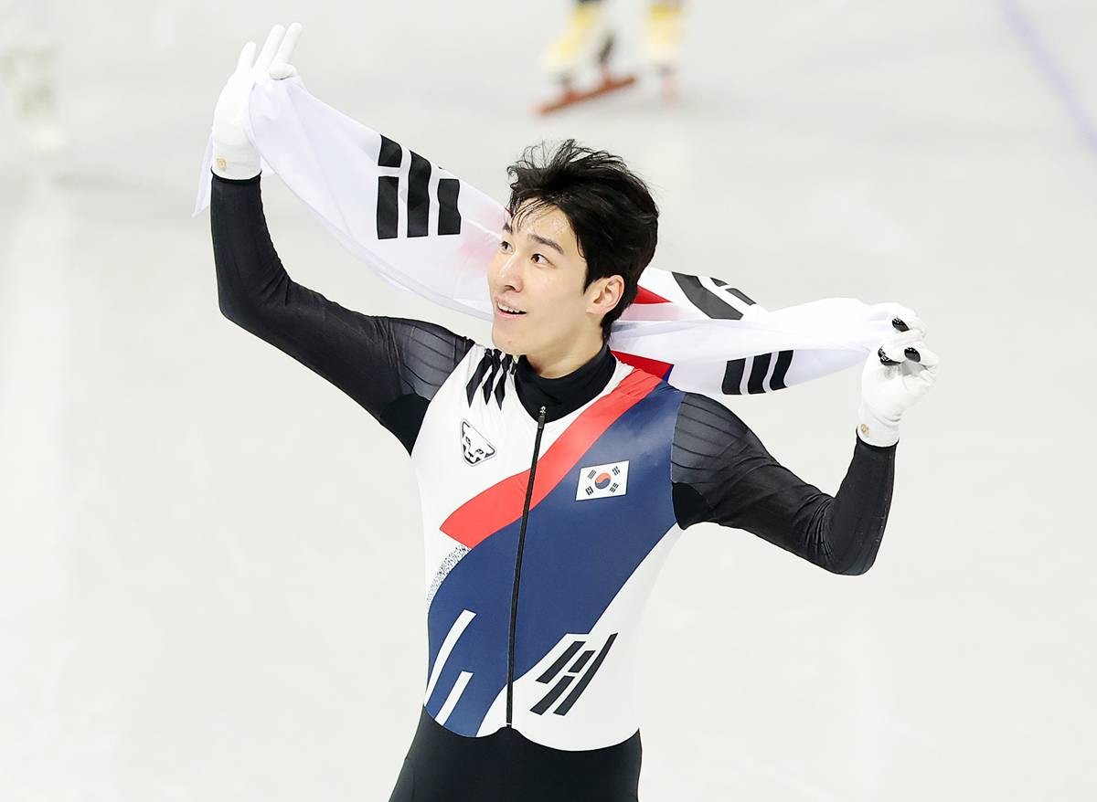 쇼트트랙 황대헌이 14일(현지시간) 이탈리아 밀라노 아이스스케이팅 아레나에서 열린 2026 밀라노·코르티나담페초 동계올림픽 쇼트트랙 남자 1500m 결승에서 은메달을 확보한 후 태극기를 두르며 기뻐하고 있다 / 뉴스1