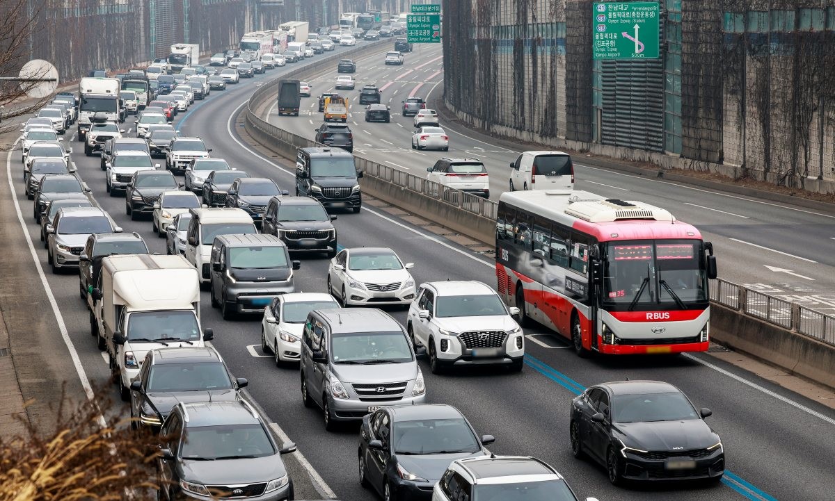 서울 서초구 잠원IC 인근 경부고속도로 하행선이 정체를 빚고 있다.    기사의 이해를 돕기 위한 사진 / 뉴스1