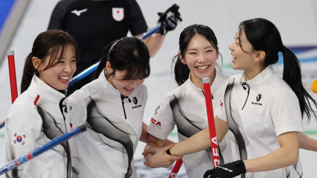 15일(현지시간) 이탈리아 코르티나담페초 컬링 올림픽 스타디움에서 열린 2026 밀라노ㆍ코르티나담페초 동계올림픽 컬링 여자 라운드로빈 한국과 일본의 경기에서 한국 대표팀이 7대5로 이긴 뒤 기뻐하고 있다. / 연합뉴스