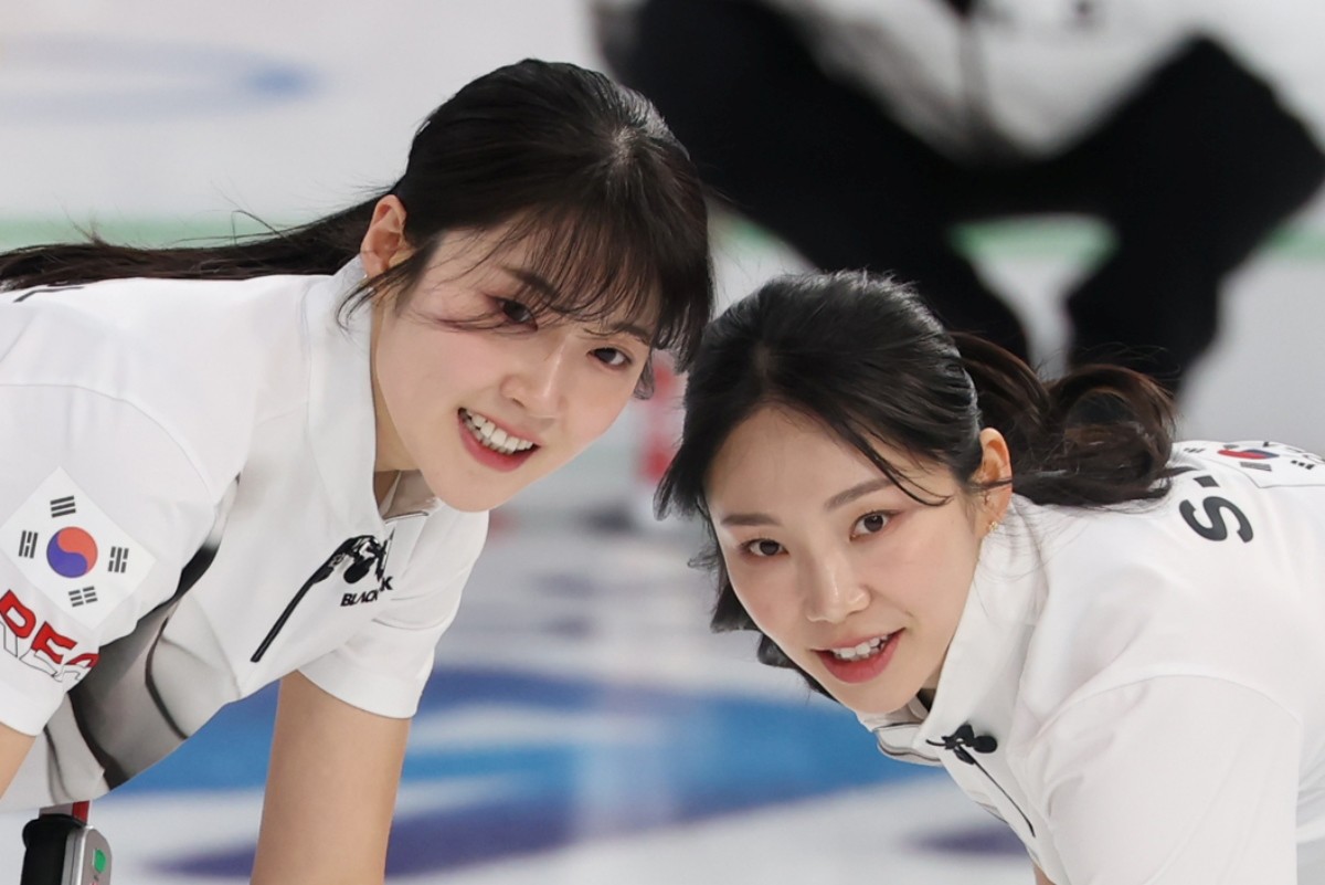 15일(현지시간) 이탈리아 코르티나담페초 컬링 올림픽 스타디움에서 열린 2026 밀라노ㆍ코르티나담페초 동계올림픽 컬링 여자 라운드로빈 한국과 일본의 경기에서 한국 대표팀 설예은과 김수지가 4엔드 마지막 스톤 투구 때 밝은 표정으로 스위핑하고 있다. / 연합뉴스