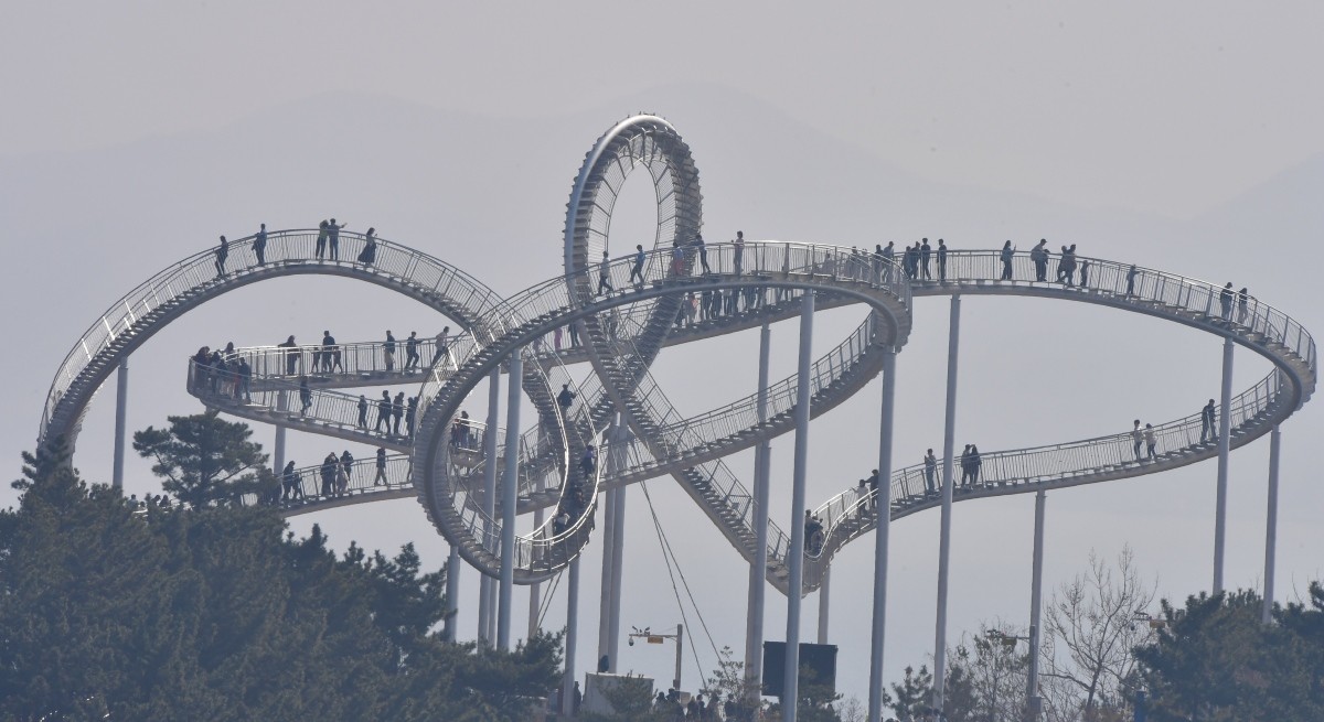 설 연휴 이틀째를 맞은 지난 15일 경북 포항시 북구 스페이스워크에서 귀성객과 관광객들이 휴일을 즐기고 있다. / 뉴스1