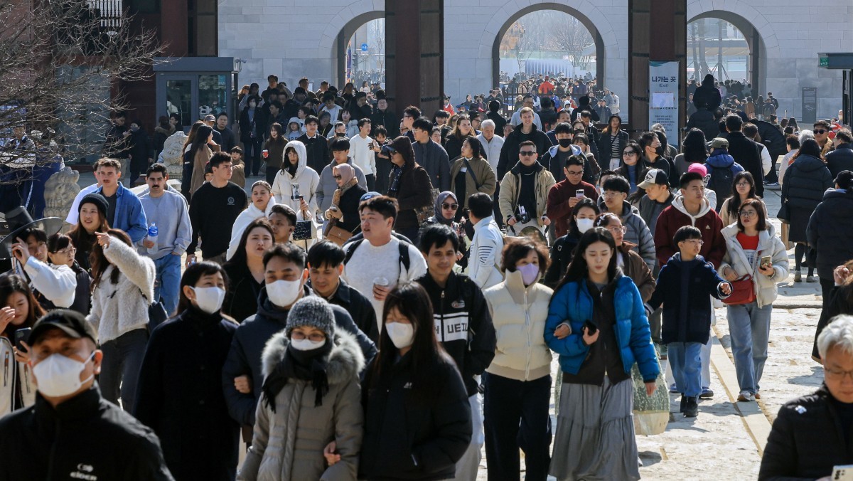 설 연휴 둘째 날인 지난 15일 종로구 경복궁이 관광객들로 북적이고 있다 / 뉴스1