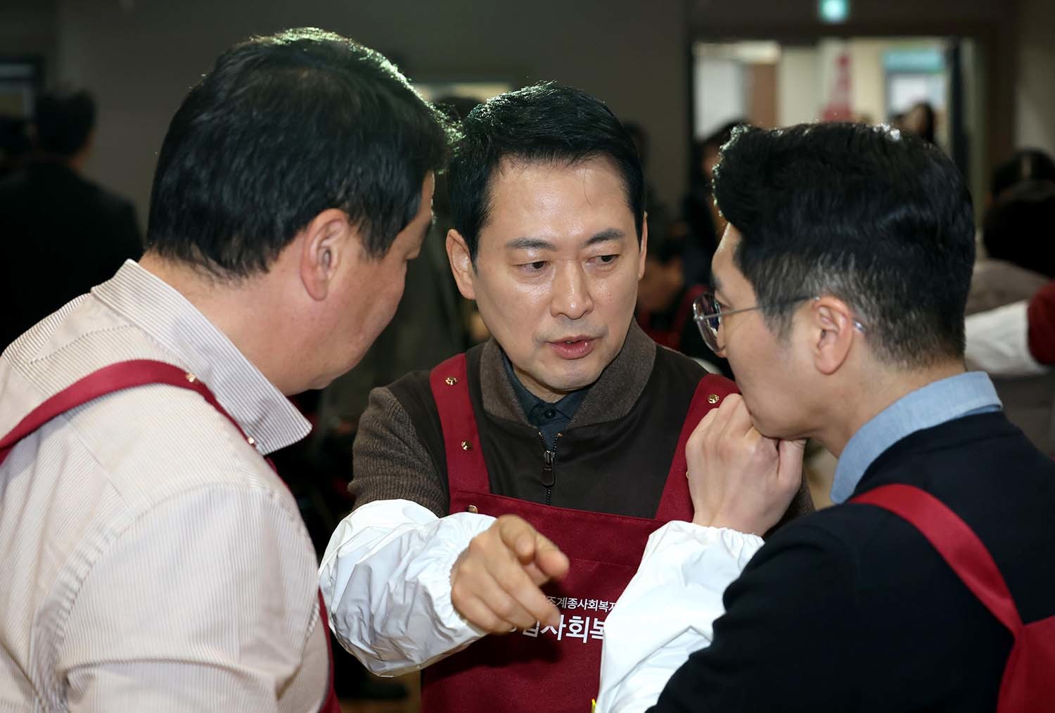 장동혁 국민의힘 대표(가운데)가 13일 오전 서울 중구 중림종합사회복지관에서 설맞이 배식 봉사활동에 앞서 정의용 사무총장(왼쪽) 박준태 의원과 이야기를 나누고 있다. / 뉴스1