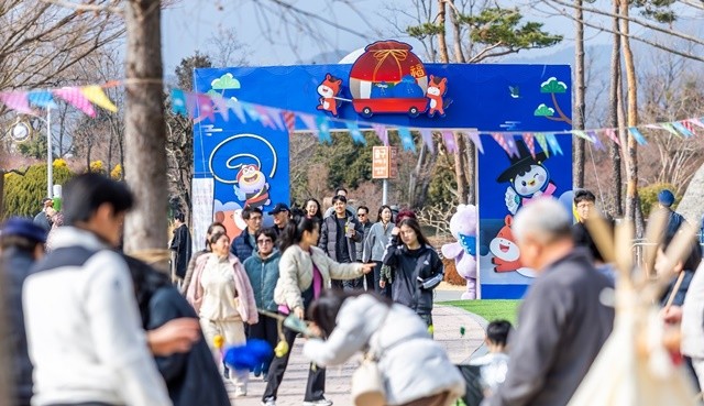 설 연휴를 맞아 순천만국가정원이 가족 단위 관광객과 귀성객들로 붐비고 있다.