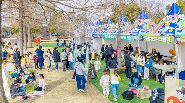 설 연휴를 맞아 순천만국가정원을 찾은 관람객들이 두쫀쿠 만들기와 정원꼬치 만들기 등 연휴 특별 프로그램을 즐기고 있다.