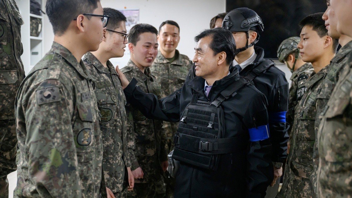 안규백 국방부 장관이 지난 15일 육군 25사단 GP를 방문해 장병들을 격려하고 있다.  / 뉴스1