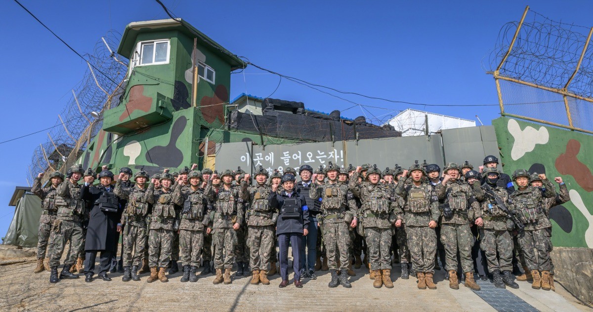 안규백 국방부 장관이 지난 15일 육군 25사단 GP를 방문해 장병들을 격려한 뒤 함께 기념촬영을 하고 있다.  / 뉴스1