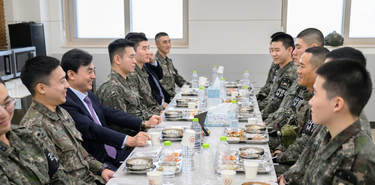 안규백 국방부 장관이 지난 15일 육군 25사단 GOP 부대를 방문, 중부전선 최전방에서 경계작전 임무를 수행하고 있는 장병들과 식사를 하고 있다. / 뉴스1