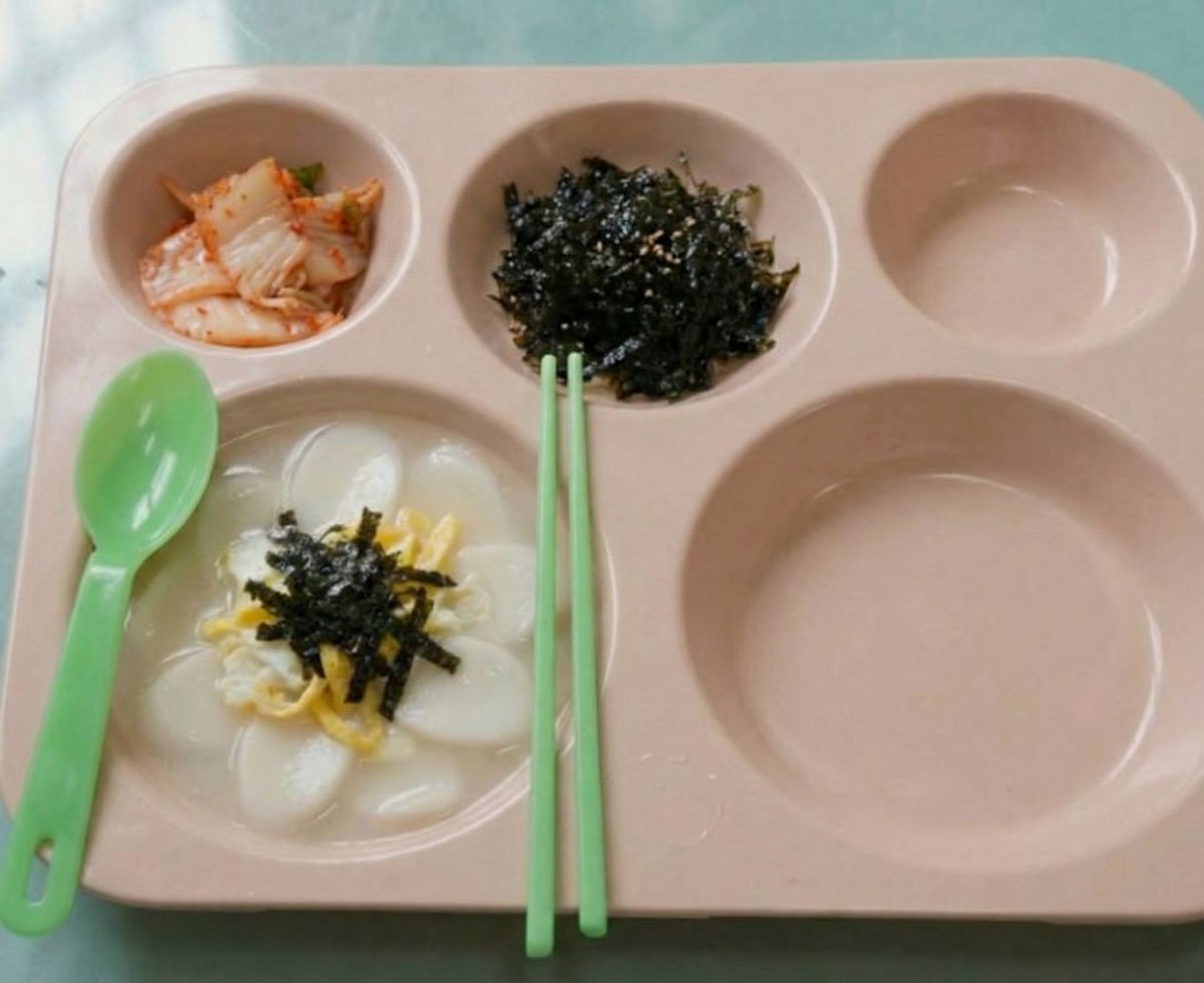 서울구치소는 설날 당일인 17일 아침으로 떡국, 김자반, 배추김치를 제공한다. 기사 내용 토대로 AI툴 활용해 제작한 자료사진.