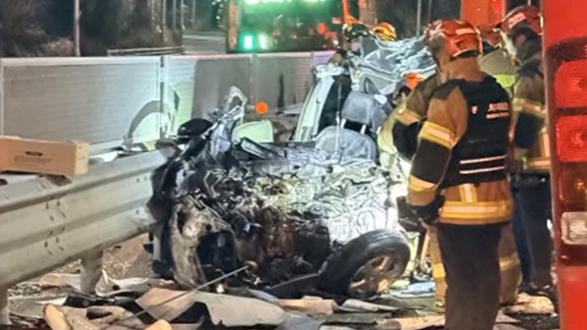 15일 밤 대전 고속도로에서 발생한 역주행 교통사고 현장 모습 / KBS