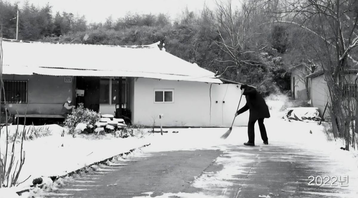 '불효자는 웁니다'라는 말과 함께 장동혁 국민의힘 대표가 16일 오전 올린 사진 2.