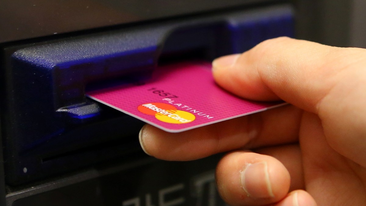 현금인출기에서 카드 이용. 기사의 이해를 돕기 위한 사진 / 연합뉴스1