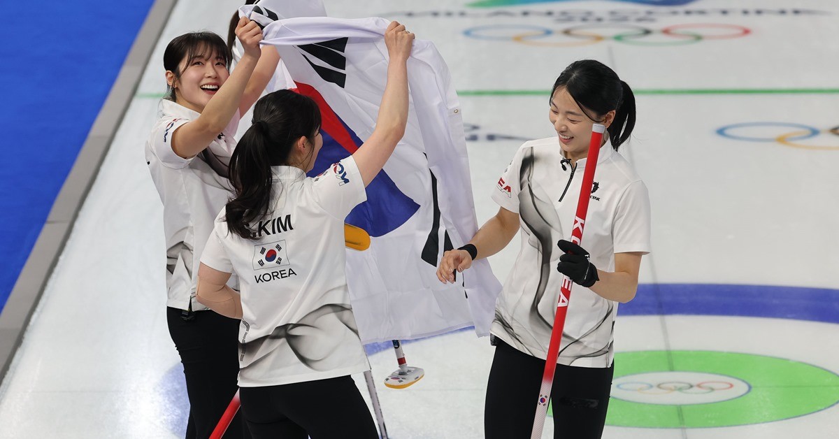 지난 15일     2026 밀라노-코르티나 동계올림픽에서 한국 여자 컬링 대표팀은 일본을 7대 5로 제압하며 3승 2패를 기록했다.     / 연합뉴스