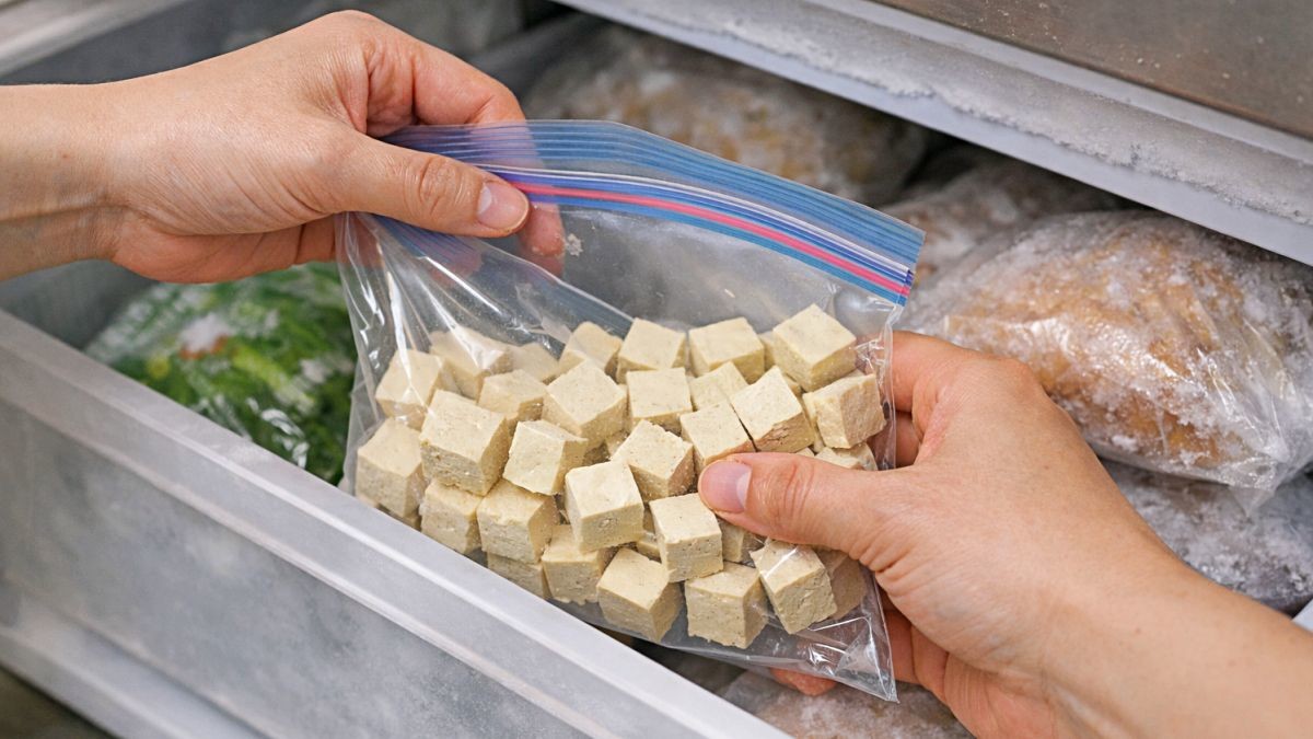 '냉동실에 두부를?!' 기사 내용 토대로 AI툴 활용해 제작한 자료사진.