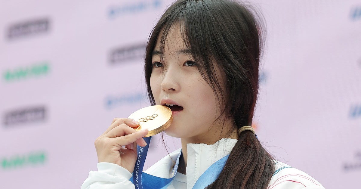 금메달 깨무는 최가온. 최가온(세화여고)의 극적인 금메달 획득 과정이 2026 밀라노-코르티나 동계올림픽 전반기 최고의 장면 중 하나로 꼽혔다. / 뉴스1