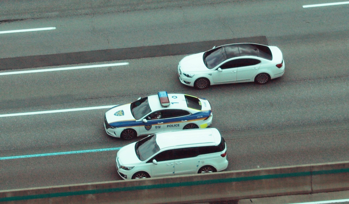 고속도로순찰대 소속 순찰차가 고속도로 법규위반행위 차량을 단속하고 있다  / 뉴스1