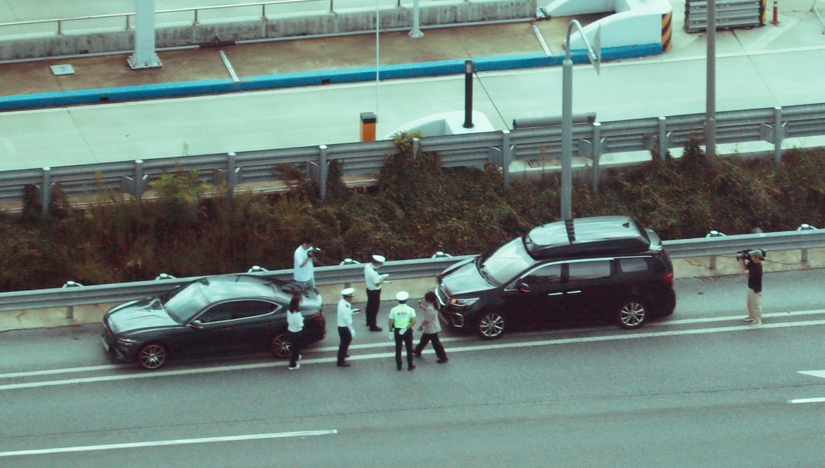 고속도로순찰대 소속 순찰차가 고속도로 법규위반행위 차량을 단속을 하고 있다. / 뉴스1