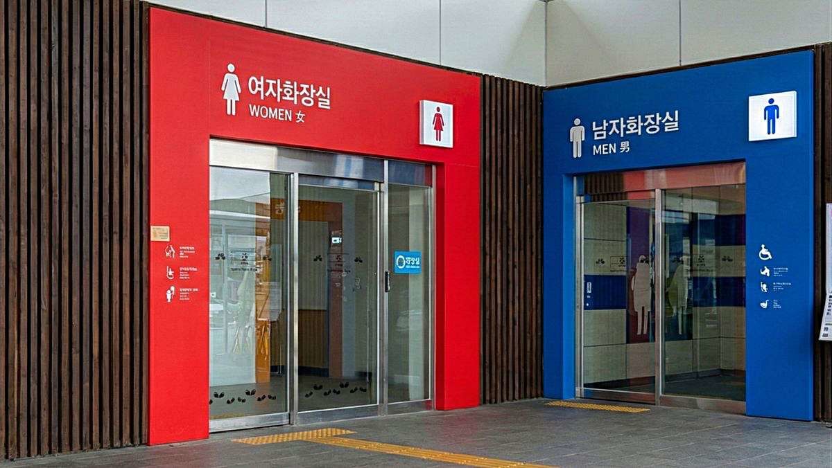 국내 휴게소 화장실 입구. 기사 내용 토대로 AI툴 활용해 제작한 자료사진.