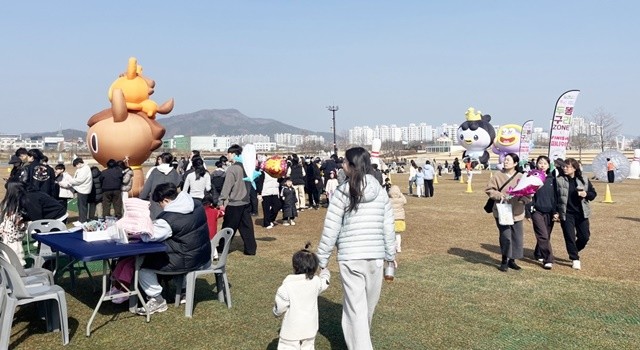 오천그린광장을 찾은 가족 단위 시민과 귀성객들이 대형볼 굴리기, 두쫀쿠 만들기, 전통놀이 등 체험 프로그램을 즐기고 있다