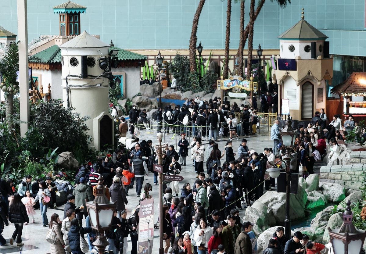 인파 붐비는 놀이공원. 기사의 이해를 돕기 위한 사진 / 뉴스1