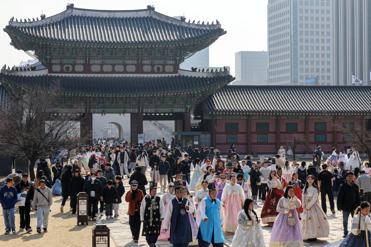 설 연휴 둘째 날인 15일 종로구 경복궁이 관광객들로 북적이고 있다. 기사의 이해를 돕기 위한 사진 / 뉴스1