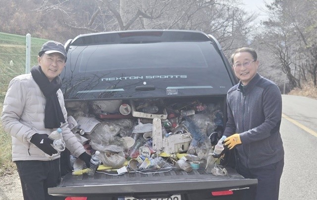김철우 보성군수(왼쪽)와 임윤모 겸백면장이 기념촬영을 하고 있다./김철우 보성군수 SNS