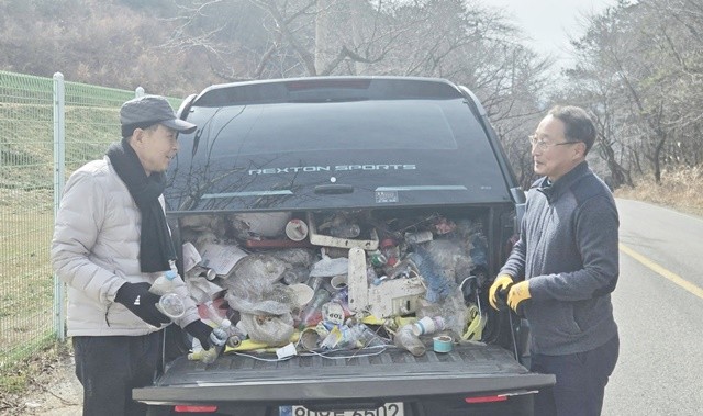 김철우 보성군수(왼쪽)와 임윤모 겸백면장이 대회를 하고 있다.