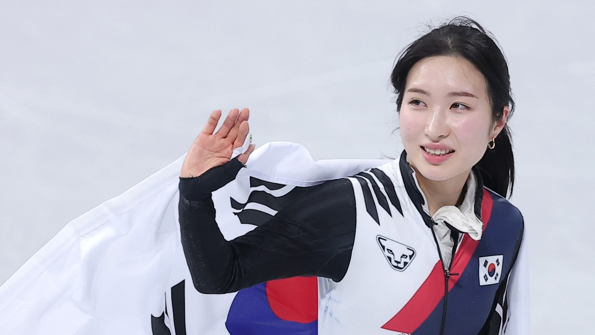 쇼트트랙 김길리가 16일(현지시간) 이탈리아 밀라노 아이스스케이팅 아레나에서 열린 2026 밀라노·코르티나담페초 동계올림픽 쇼트트랙 여자 1000m 결승에서 동메달을 확보한 후 태극기를 두르고 관중석을 향해 인사하고 있다.  / 뉴스1