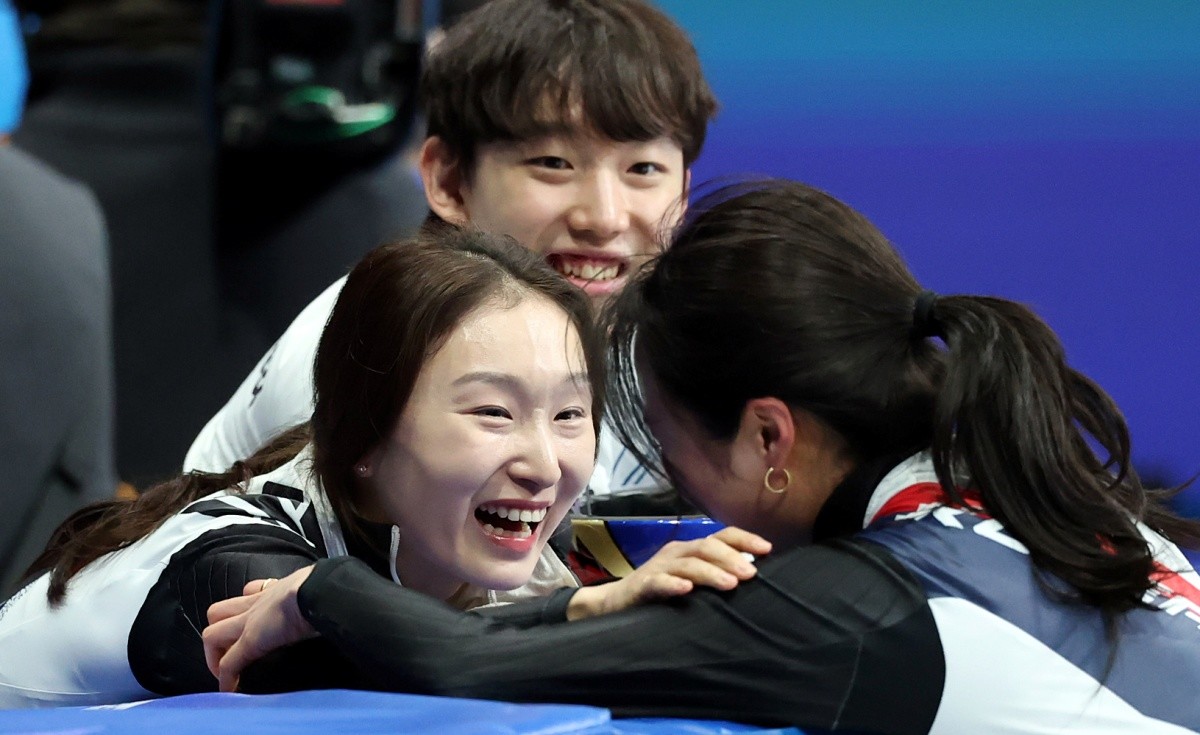 쇼트트랙 최민정과 임종언이 16일(현지시간) 이탈리아 밀라노 아이스스케이팅 아레나에서 열린 2026 밀라노·코르티나담페초 동계올림픽 쇼트트랙 여자 1000m 결승에서 동메달을 획득한 김길리를 축하해주고 있다. / 뉴스1