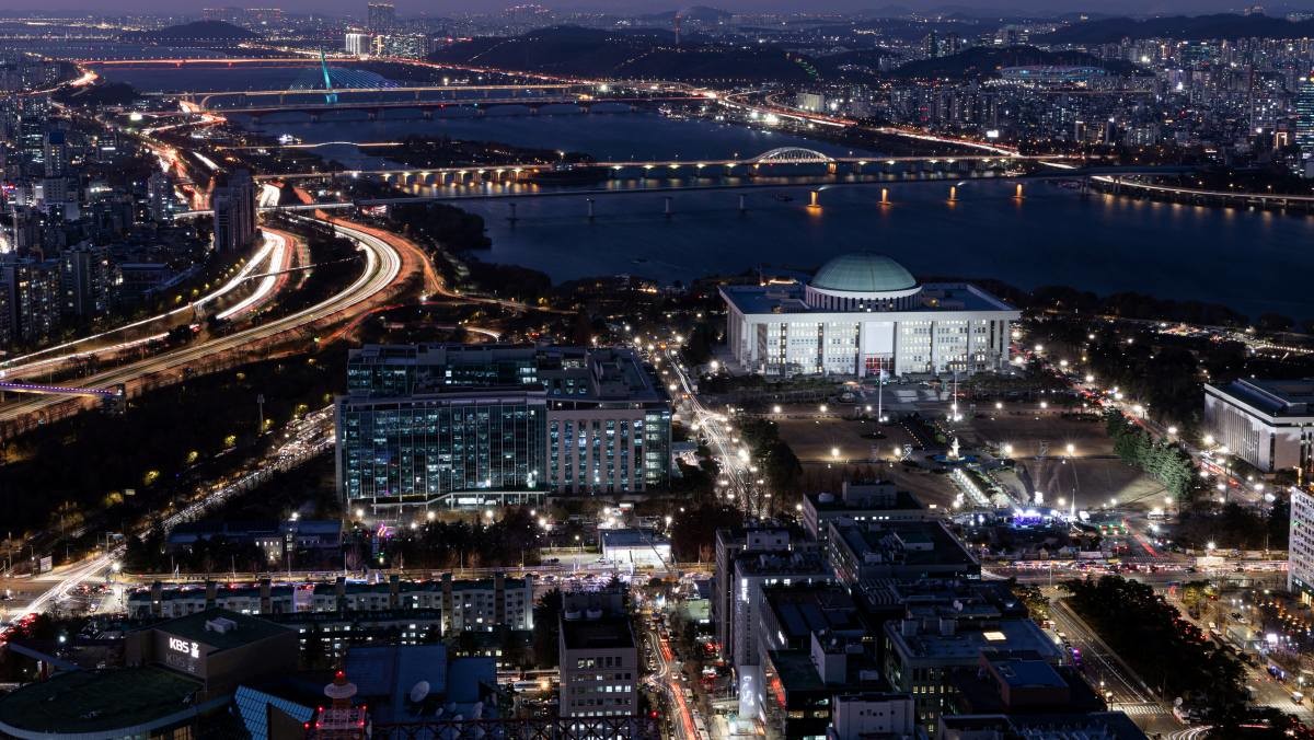 국회의사당이 불을 밝히고 있다. / 뉴스1