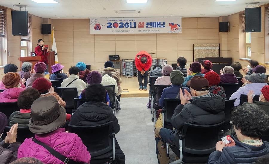 문경시장 출마예정자인 김학홍 전 경북도 행정부지사가 설명절을 맞아 어르신들께 인사하고 있다/김학홍 제공