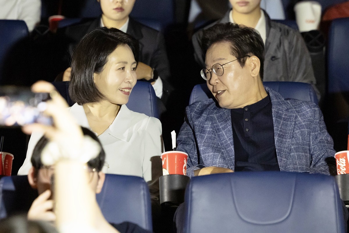 영화관을 찾은 이재명 대통령과 김혜경 여사. 기사 이해를 돕기 위한 자료 사진 / 대통령실 제공-뉴스1