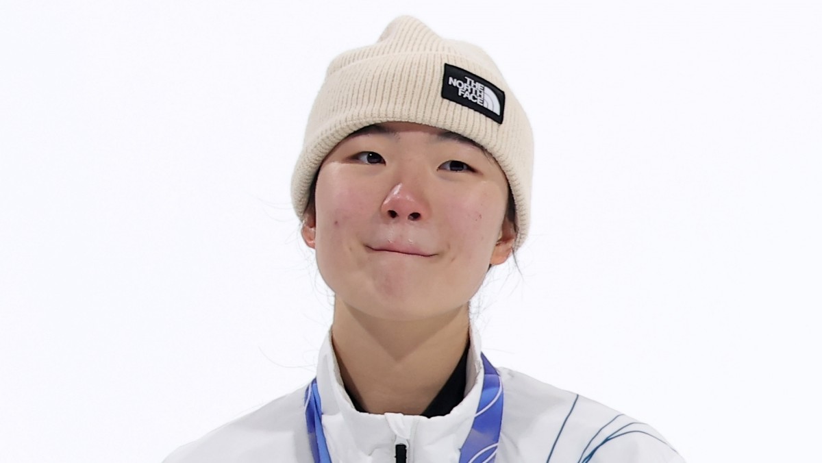 스노보드 여자 빅에어 시상식에서 동메달을 차지한 유승은이 감격스러운 표정을 짓고 있다. / 뉴스1