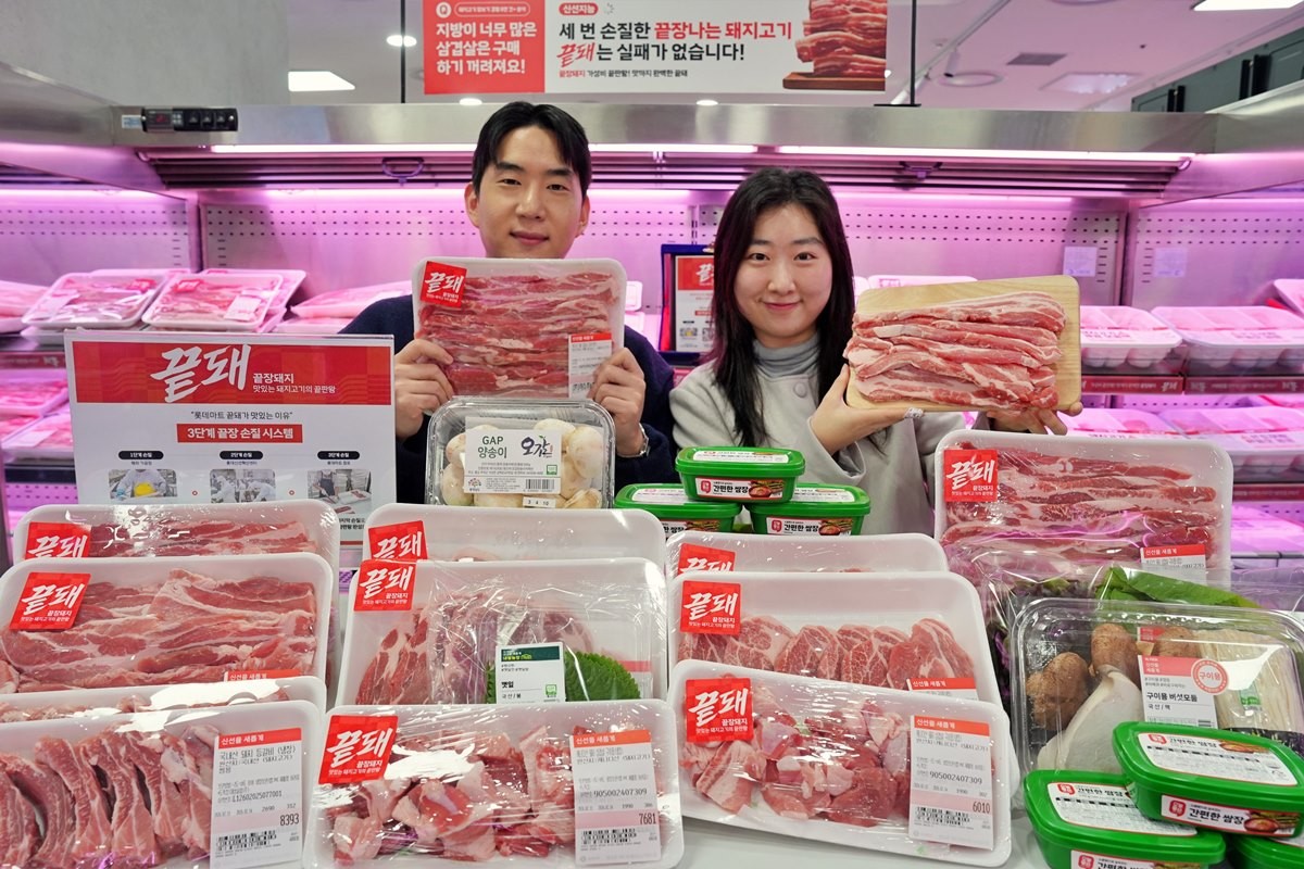 롯데마트가 2월 20일부터 25일까지 수입 돼지고기 행사인 ‘끝돼 DAY’를 열고 캐나다산 돼지고기 전 품목을 최대 50% 할인한다고 18일 밝혔다.     '끝돼'(끝장 돼지)는 지난해 롯데마트가 론칭한 수입 돼지고기 전문 브랜드다.    / 롯데마트 제공-뉴스1